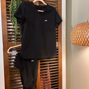 Women's Black petite Scrub Set